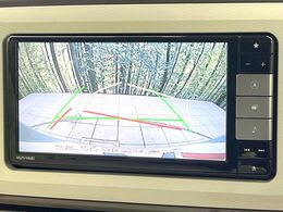 【バックカメラ】駐車時に後方がリアルタイム映像で確認できます。大型商業施設や立体駐車場での駐車時や、夜間のバック時に大活躍！運転スキルに関わらず、今や必須となった装備のひとつです！