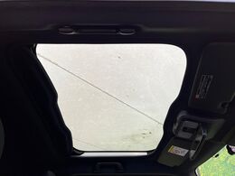 【ガラスルーフ】ガラスルーフ搭載で車内の解放感が一気にアップ！開放的なドライブをお楽しみいただけます。