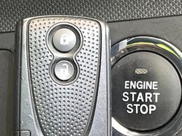 【キーフリーシステム】カバンやポケットに入れたままでもドアの施錠・解錠が可能なスマートキーを装備。エンジンのオン・オフ時もカギを取り出す必要が無いからとっても便利です♪