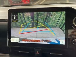 【バックカメラ】駐車時に後方がリアルタイム映像で確認できます。大型商業施設や立体駐車場での駐車時や、夜間のバック時に大活躍！運転スキルに関わらず、今や必須となった装備のひとつです！