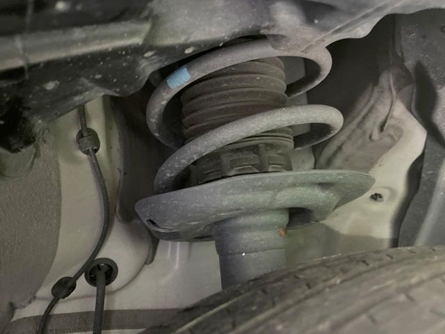 お車を安心してお乗りいただく為には、足回りの定期点検が欠かせません。サービスサポート（有償保証）では無料点検もご提供しており、安心のカーライフをお過ごしいただけるサポート体制が整っています。