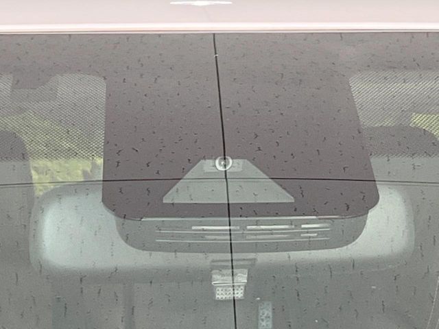 【トヨタセーフティセンス】走行中に前方の車両等を認識し、衝突しそうな時は警報とブレーキで衝突回避と被害軽減をアシスト。より安全にドライブをお楽しみいただけます。