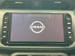 【純正ナビ】人気の純正ナビを装備しております。ナビの使いやすさはもちろん、オーディオ機能も充実！キャンプや旅行はもちろん、通勤や買い物など普段のドライブも楽しくなるはず♪