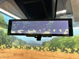 【インテリジェントルームミラー】後席の大きな荷物や同乗者で後方が確認しづらい時でも安心！カメラが撮影した車両後方の映像をルームミラー内に表示。クリアな視界で状況の確認が可能です！