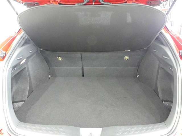 【シートアレンジ】リヤのシートは分割式で倒れます。全部が倒れないので必要な容量分だけ荷室を拡張できますよ。