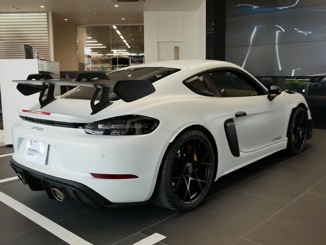 リアウインドウ上部の大きな「PORSCHE」レタリング、935ルックのチタン製テールパイプトリム付きです