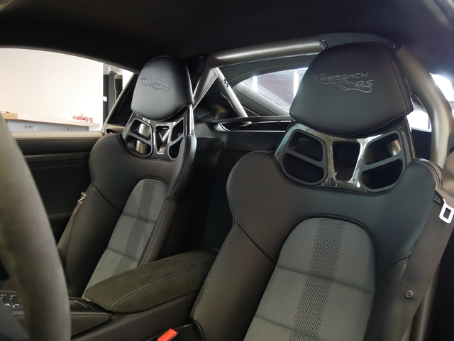 運転席用6点式シートベルト（ブラック）、軽量モータースポーツ用手持ち式消火器（アルミニウム製ブラケット付き）