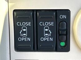 【両側パワースライドドア】スマートキーや運転席のスイッチで後席両側スライドドアの開閉が可能♪電動だから力を入れてドアを開ける必要が無く、小さなお子様でも簡単に開け閉めでき快適です♪