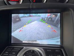 【バックカメラ】駐車時に後方がリアルタイム映像で確認できます。大型商業施設や立体駐車場での駐車時や、夜間のバック時に大活躍！運転スキルに関わらず、今や必須となった装備のひとつです！