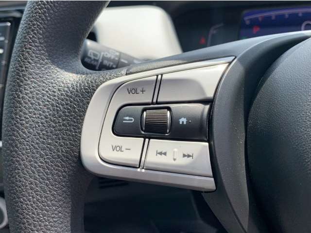 ステアリングリモコンスイッチにてオーディオ操作可能となっております。運転にも集中できます。