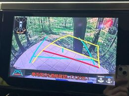 【バックカメラ】駐車時に後方がリアルタイム映像で確認できます。大型商業施設や立体駐車場での駐車時や、夜間のバック時に大活躍！運転スキルに関わらず、今や必須となった装備のひとつです！