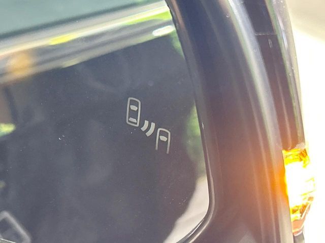 【ブラインドスポットモニター】走行中、ドアミラーの死角になりやすい箇所に後続車が接近するとサイドミラーのレンズに警告を表示！ドライバーに注意喚起をしてくれます。