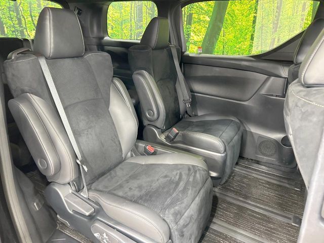 二列目中央はウォークスルーとなっております。二列目と三列目の移動や乗り降りがとっても楽になるので、乗り降りの際もストレスを感じることはありません♪