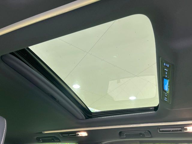 【サンルーフ】開放感たっぷりの希少装備、サンルーフが装着されています！車内に明かりを取り入れたり景色を楽しむ以外にも、車内の空気も簡単に換気できて快適です！