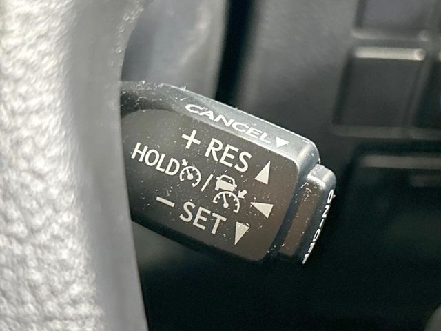 【レーダークルーズコントロール】高速道路での長距離走行が楽に！！自動で速度を保つクルーズコントロールが、衝突軽減システムと連携し、前方の車両を感知して車間を保つように速度調節してくれます！！