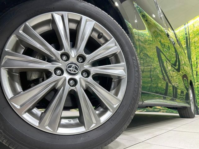 【純正18インチアルミホイール】外観にマッチした純正アルミホイールを装着しております。各種社外アルミホイールや、スタッドレスタイヤも取扱いしております。是非ご相談ください♪