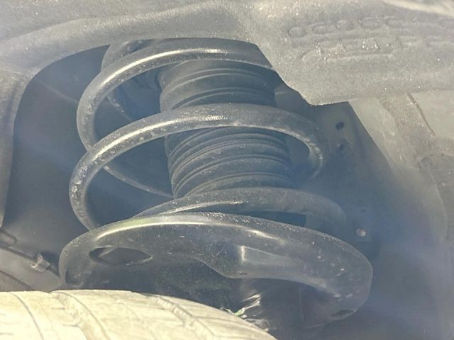 お車を安心してお乗りいただく為には、足回りの定期点検が欠かせません。サービスサポート（有償保証）では無料点検もご提供しており、安心のカーライフをお過ごしいただけるサポート体制が整っています。