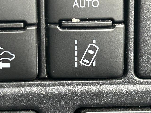 【レーンディパーチャーアラート（LDA）】クルマが車線または走路から逸脱する可能性がある場合に、ブザーまたはハンドルの振動により注意をうながします。機能には限界があるためご注意ください。