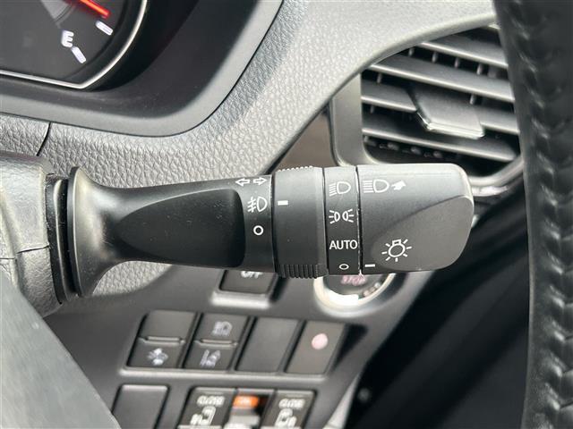 【オートライト（AUTO）】外の明るさをシステムが感知して、自動でヘッドライトが点灯します！ヘッドライトをつけ忘れを防ぐ便利機能です。