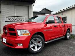 前後同色バンパーが特徴的なグレードです。ベンチシートで定員は6名です。