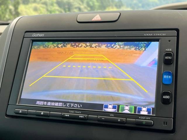 【バックカメラ】駐車時に後方がリアルタイム映像で確認できます。大型商業施設や立体駐車場での駐車時や、夜間のバック時に大活躍！運転スキルに関わらず、今や必須となった装備のひとつです！