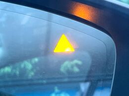 【ブラインドスポットモニタリング】走行中、ドアミラーの死角になりやすい箇所に後続車が接近するとサイドミラー付近に警告を表示、ドライバーに注意喚起をしてくれます。