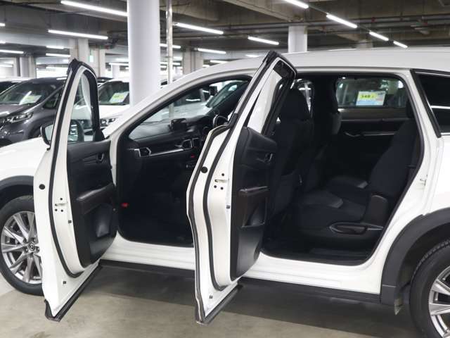 当社販売担当者、仕入担当者、リフトに持ち上げ車検検査員による下廻りチェックをクリアした高品質車を展示しております。