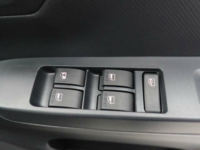 パワーウィンドウのスイッチです。　運転席に居ながら助手席の窓を開け閉めできるので便利ですよ。　ロック機能も付いてるので子供がイタズラして窓を開けるという事もできなくできますよ。