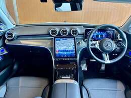 全体を俯瞰してみるとよく分かる、細部までこだわったデザインです！ドライバーの運転姿勢にもこだわっていることがよく分かります！