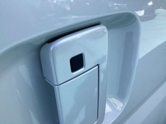 ドアノブの黒いポッチでカギが開いたり閉まったりします。ラクです。