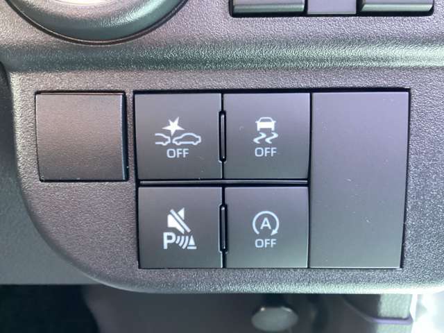 ナビリモコンがあれば運転中の操作時に、ハンドルから手を放しません！安全です。