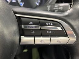 【マツダ・レーダークルーズコントロール】高速道路での長距離走行が楽に！自動で速度を保つクルーズコントロールが、衝突軽減システムと連携し、前方の車両を感知して車間を保つように速度調節してくれます！！