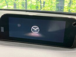 【マツダコネクトナビ】車内の雰囲気にマッチした一体型タイプのナビ。各種車輌設定やBluetooth再生等、様々な機能が楽しめます。直感的なダイヤル操作が可能で、使い勝手も良好です。