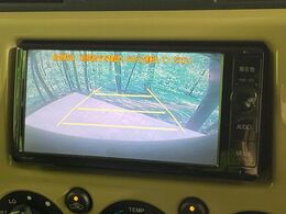 【バックカメラ】駐車時に後方がリアルタイム映像で確認できます。大型商業施設や立体駐車場での駐車時や、夜間のバック時に大活躍！運転スキルに関わらず、今や必須となった装備のひとつです！