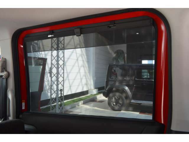 リアドアには、引き出してガラスを覆うロールサンシェードを内蔵し、直射日光を防いで車内を快適に保つほか、お子様の着替えの際など、プライバシーの保護に役立ちます。