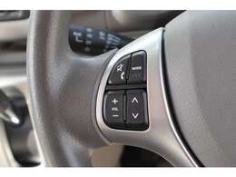 ステアリングにはオーディオなどが手元で操作できるスイッチが装備されております