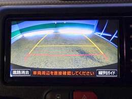 バックカメラがついて後方確認が簡単にできます！苦手としている車庫入れ等も安心して出来ますね！凄く需要の高い装備ですので、最初から付いていれば言う事なしですよね！？