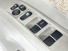 狭い駐車場での開閉に便利です☆
