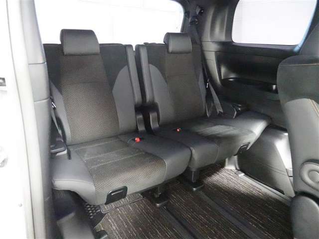 サードシートは3人乗車可能です。