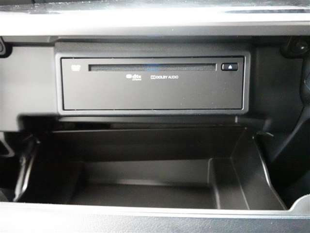 グローブボックス内にCD/DVDプレーヤーを装備しております。