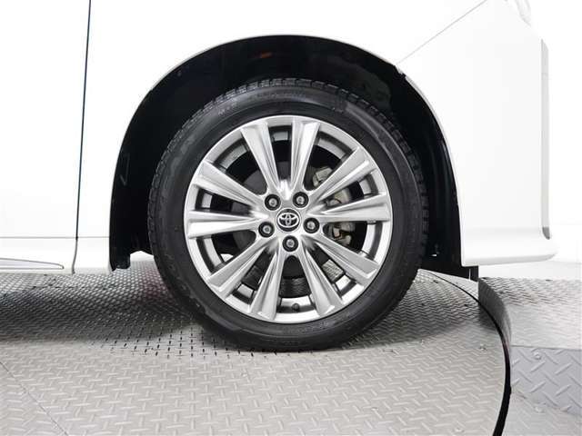 アルミホイール装着、タイヤサイズは235/50R18です。