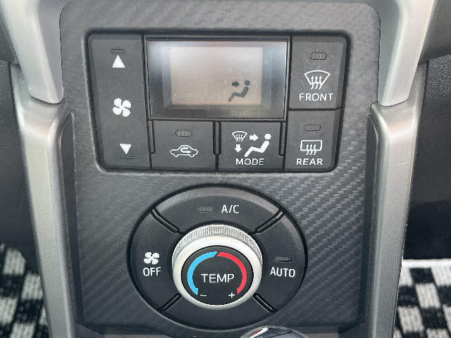 セロSグレードなのでMOMOステアリングやレカロシートが付いていて魅力的な車です！
