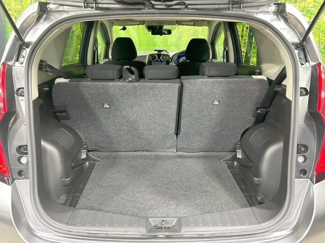 普段のお買い物や通勤、送迎等に十分な荷室スペースを確保しております。セカンドシートを倒すと、大きな荷物の積載も可能です♪