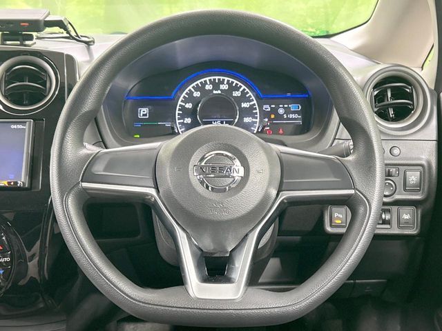 インテリアに合わせたデザインのステアリングは、運転される方のことも考え、運転しやすい形状、大きさです。是非一度、実際に触ってお確かめください。