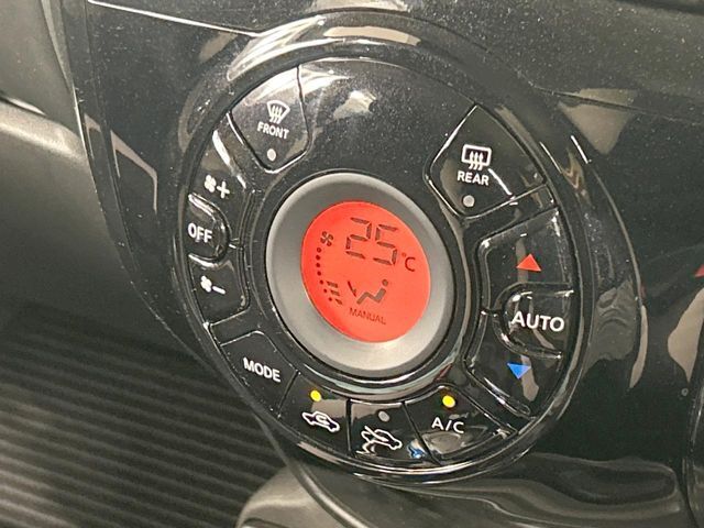 【オートエアコン】一度お好みの温度に設定すれば、車内の温度を検知し風量や温度を自動で調整。暑い…寒い…と何度もスイッチ操作をする必要はありません。快適な車内空間には必須の機能ですね♪