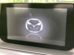 【マツダコネクトナビ】車内の雰囲気にマッチした一体型タイプのナビ。各種車輌設定やBluetooth再生等、様々な機能が楽しめます。直感的なダイヤル操作が可能で、使い勝手も良好です。