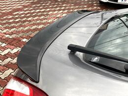 【大型リヤスポイラー】スポーツカーらしさがグッと引き立つ大型リヤスポイラーを装着♪高速走行時のスタビリティ（走行安定性）向上に役立ちます。