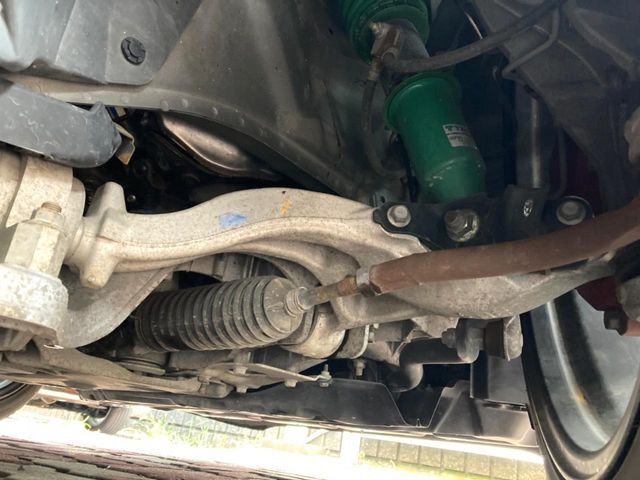 お車を安心してお乗りいただく為には、足回りの定期点検が欠かせません。サービスサポート（有償保証）では無料点検もご提供しており、安心のカーライフをお過ごしいただけるサポート体制が整っています。