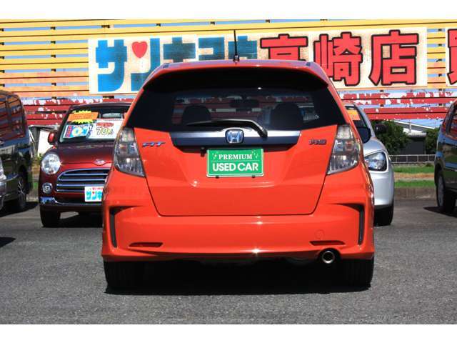 リアビューのフィットです！リアゲートのホンダエンブレムがワンポイントになって、かっこいい後ろ姿が魅力的です！