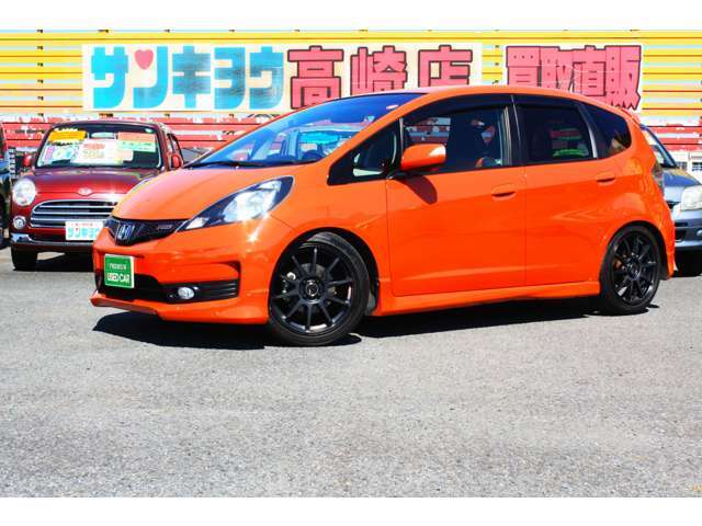 左斜め前からのフィットです！グレード専用カラーのオレンジ色が目立ちます！スタイルもかっこよくおすすめの一台です！